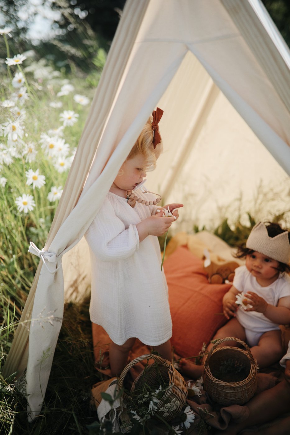 Indoor outdoor play outlet tent